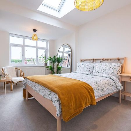 Nature Inspired Bungalow With 3 Rooms - 10 Mins From Manchester Airport Timperley Exteriör bild
