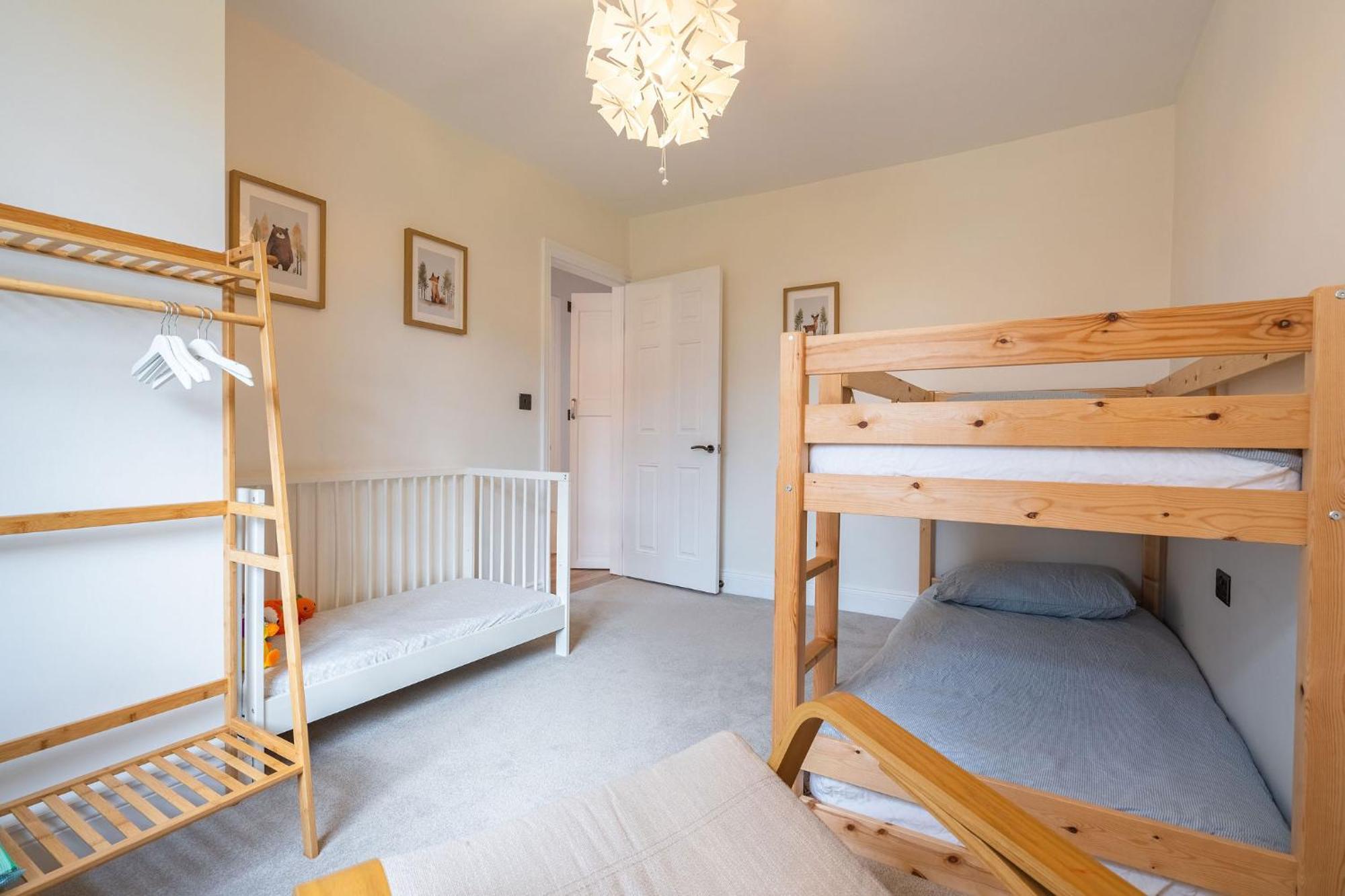 Nature Inspired Bungalow With 3 Rooms - 10 Mins From Manchester Airport Timperley Exteriör bild