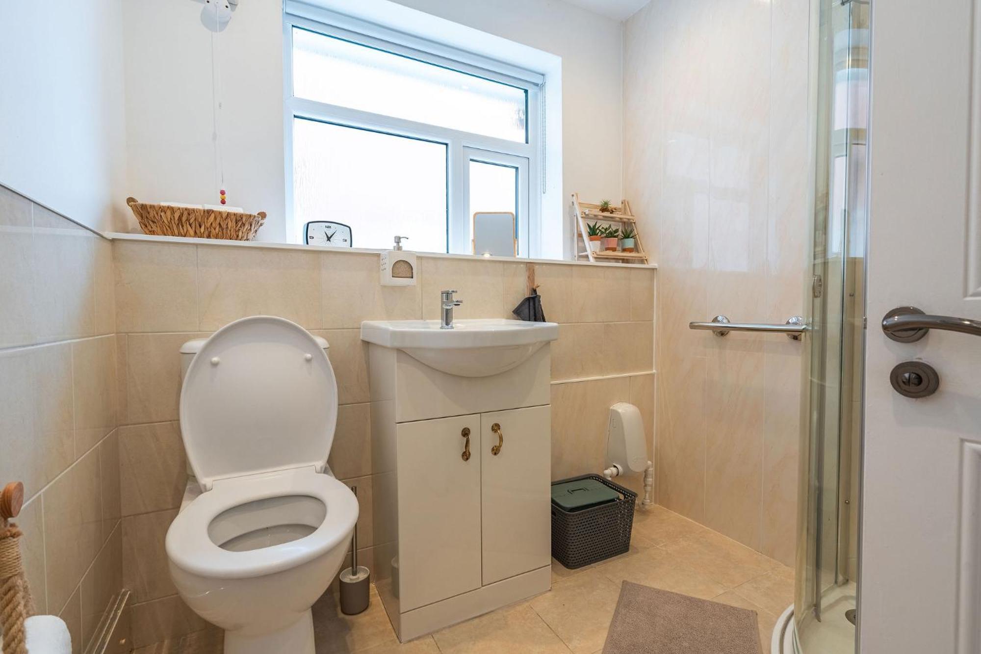 Nature Inspired Bungalow With 3 Rooms - 10 Mins From Manchester Airport Timperley Exteriör bild