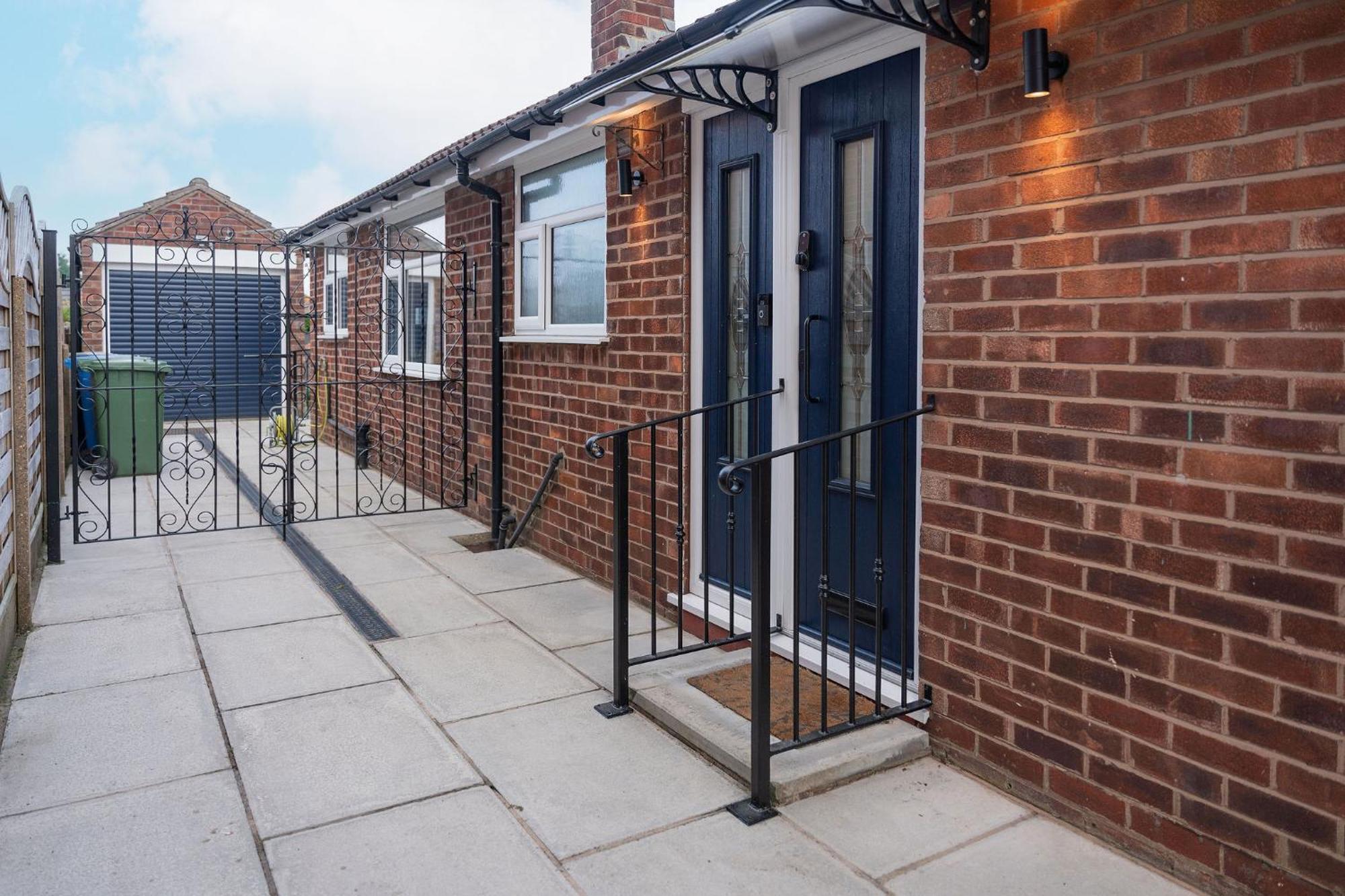 Nature Inspired Bungalow With 3 Rooms - 10 Mins From Manchester Airport Timperley Exteriör bild