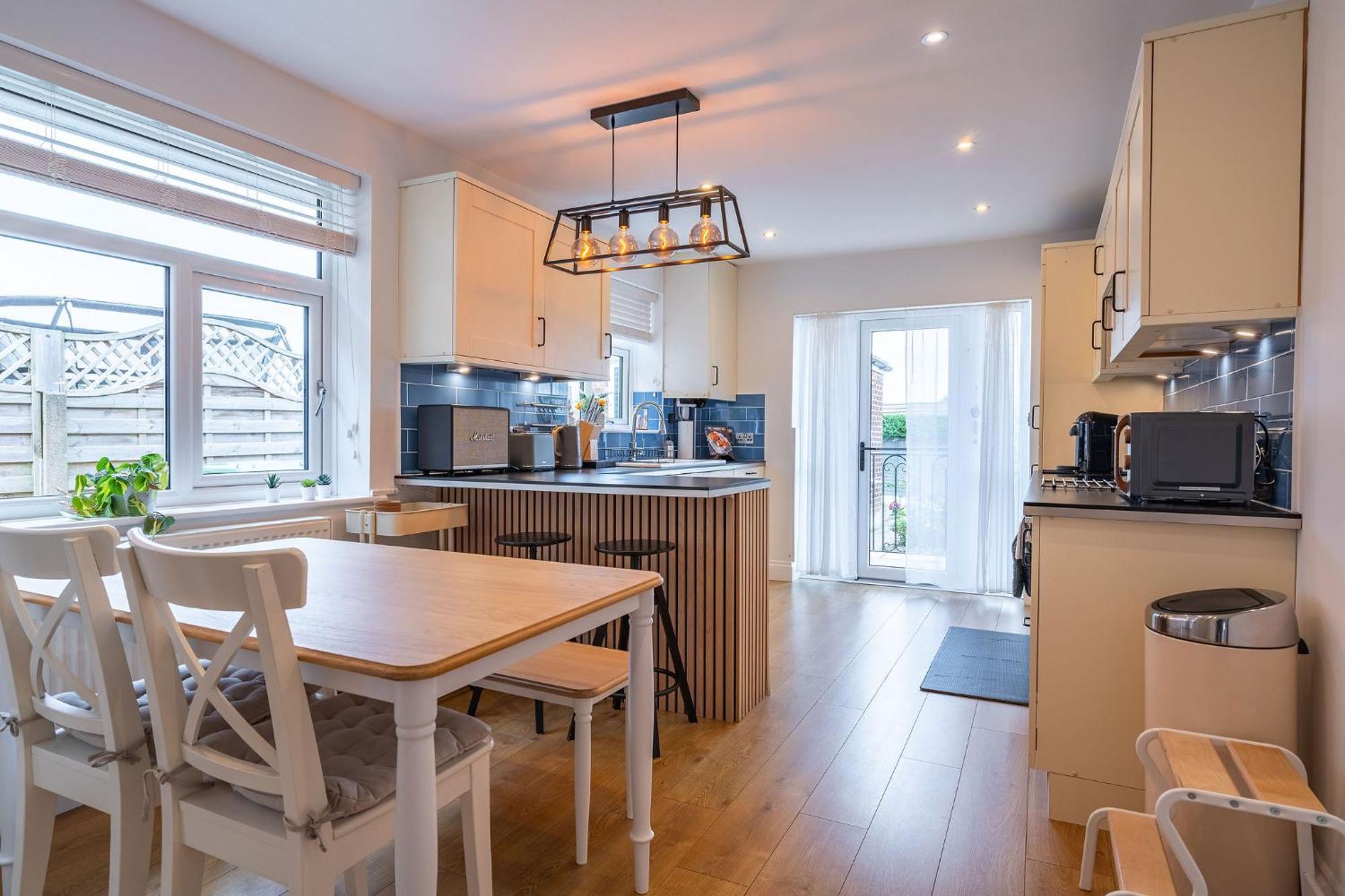 Nature Inspired Bungalow With 3 Rooms - 10 Mins From Manchester Airport Timperley Exteriör bild